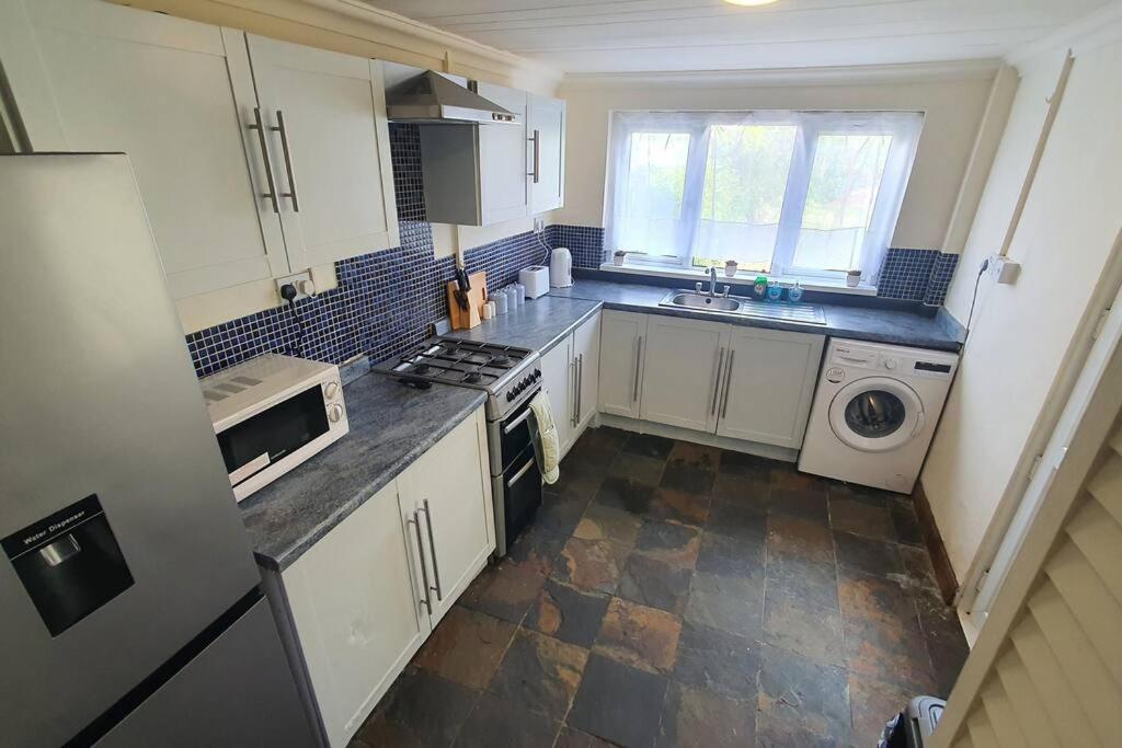 Free Netflix, Large House, Great Price Apartment Кардиф Екстериор снимка